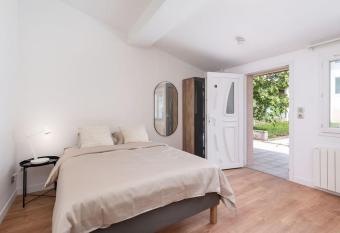 Lumignons Lyonnais - Doua allows 18 year olds to book a room