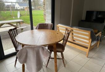 La petite maison has Balcony rooms