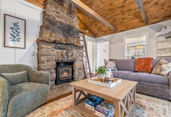 The Little Nest Cottage at Lake Pocotopaug has rooms with a private hot tub