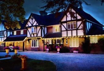 Little Silver Country Hotel has rooms with a private hot tub