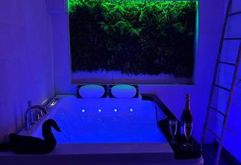 Beau g  te avec jacuzzi has rooms with a private hot tub