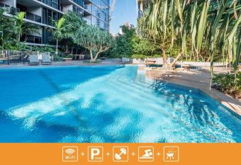 Inner-city 1 bedroom Apartment Parking and Pool has Balcony rooms