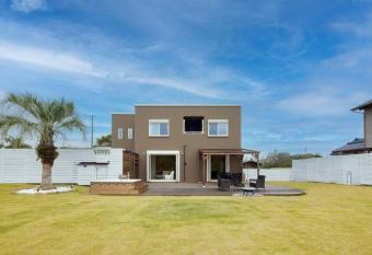 The Garden Villa                BBQ                                  has rooms with a private hot tub