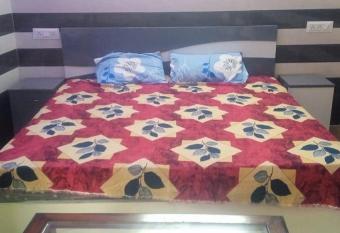 OYO Flagship Siddharth Hotel & Restaurant allows 18 year olds to book a room