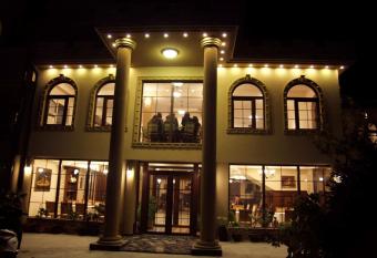 Hotel Rozafa has rooms with a private hot tub