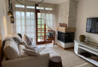 Charmoso recanto na serra has rooms with a private hot tub