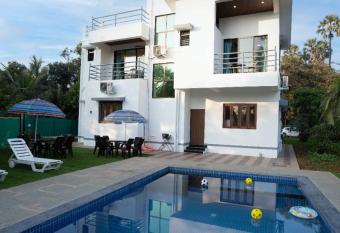 LA VIE ALIBAUGH has Balcony rooms