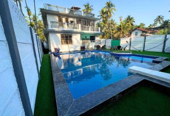 Daisy Den Alibaugh has Balcony rooms