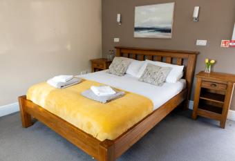 The Gate Hangs High allows 18 year olds to book a room