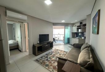 2 quartos- Estanconfor AC sacada fechada garagem com arruma    o di  ria has Balcony rooms