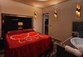 Black Suite Hydro has rooms with a private hot tub