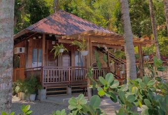 Inay   s Beachfront House has Balcony rooms