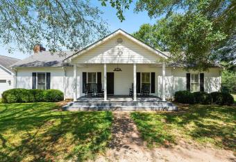 Three Silos Farm -Chatt Hills (New & Pet Friendly) has Balcony rooms