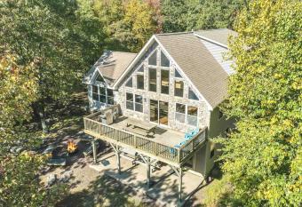 Cloud 9 Lodge~SKI*LAKE* VIEW*Golf-Sleeps 20 has rooms with a private hot tub