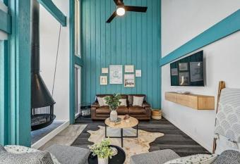 Remodeled Waterfront with Putting Green Sleeps 10 allows 18 year olds to book a room