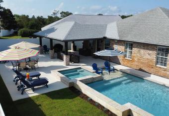 Destin Miramar Walk To Beach Pet Friendly has rooms with a private hot tub