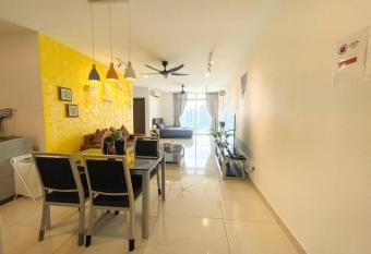 KSL Mall 8-12 pax, 65 inc TV Nflix ,HBO , Bathtub High floor has rooms with a private hot tub