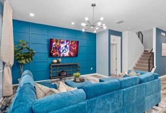 SUPER BLUE- SLEEPs 24 w POOL & MOVIE LOFT has rooms with a private hot tub