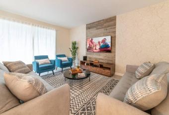 SUPER COZY- SLEEPs 22 w POOL & AMENITIEs PASS has rooms with a private hot tub