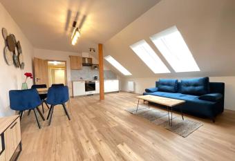 Apartm  n   .3 v bankovn  m dom   allows 18 year olds to book a room