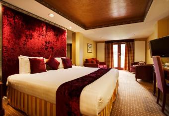 Best Western PLUS Grim s Dyke Hotel has rooms with a private hot tub