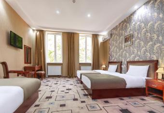 Margo Palace Hotel has rooms with a private hot tub