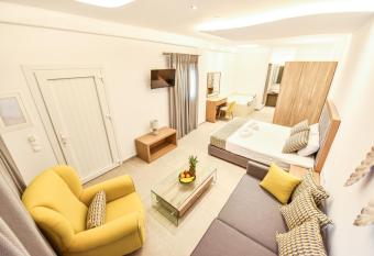 Queen Boutique Suites has rooms with a private hot tub