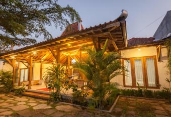 Pendopo Perwitasari has Balcony rooms