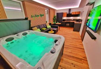 ZEN SPA-4 Pers-Jacuzzi-Parking-Clim-Colmar has rooms with a private hot tub
