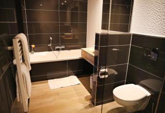 Van der Valk Hotel Akersloot / A9 ALKMAAR has Balcony rooms