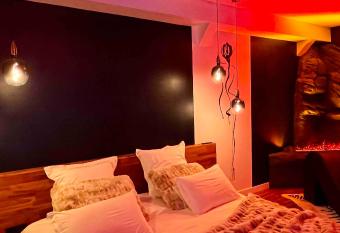 Love Room Cholet Le Double L allows 18 year olds to book a room