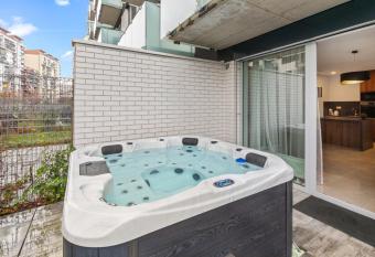 LAM Jegeho Alej w Jacuzzi & Free Parking has rooms with a private hot tub