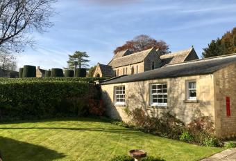 The Old Post Office Studio Apartment in a Beautiful Cotswold Village has Balcony rooms