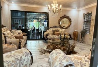 De Tak @ harties has rooms with a private hot tub