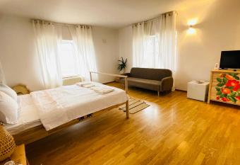 BioLocalia House Oltenia has rooms with a private hot tub