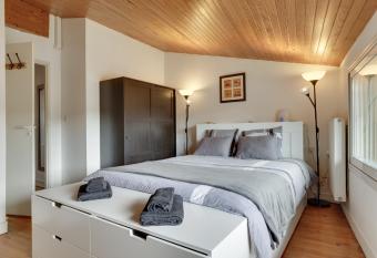 A Bordeaux, Climatis  e avec billard has Balcony rooms