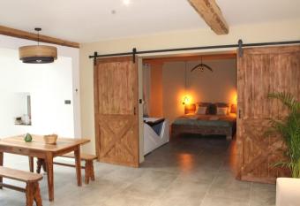 Superbe appartement avec jacuzzi et jardin priv   allows 18 year olds to book a room