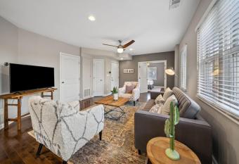 Classy 2BR Condo Near City Centre - OTR, UC, Zoo allows 18 year olds to book a room