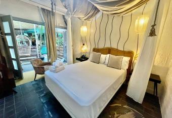 Natura LifeStyle gran V  a has rooms with a private hot tub