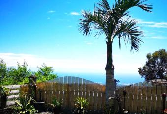 Le Panoramique Loft has rooms with a private hot tub