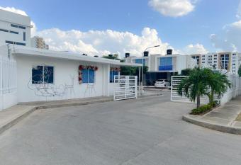 Apartaestudio Amoblado allows 18 year olds to book a room