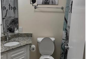 Blue Ivey Estates - 5 miles from Ft. Moore allows 18 year olds to book a room