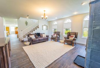 Lake Vista Grand Villa - 7BR, Hot Tub, Sauna, Wi-Fi has rooms with a private hot tub