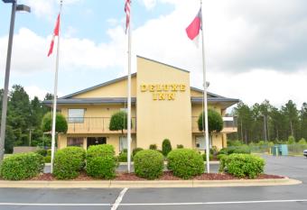 Deluxe Inn - Fayetteville I-95 allows 18 year olds to book a room
