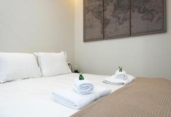 LUXURY APARTMENT JACUZZi has rooms with a private hot tub