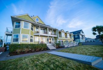 Inn of the Four Winds Seaside Oceanfront allows 18 year olds to book a room