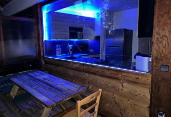 App 8/12 pers au pied des pistes has Balcony rooms