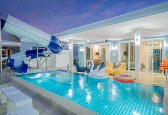                                                      1 Ploy Poolvilla Cha-am 1 has rooms with a private hot tub