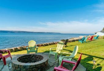 Camano Island Inn has rooms with a private hot tub
