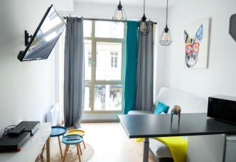 Grand studio hyper centre de Saint Quentin has Balcony rooms